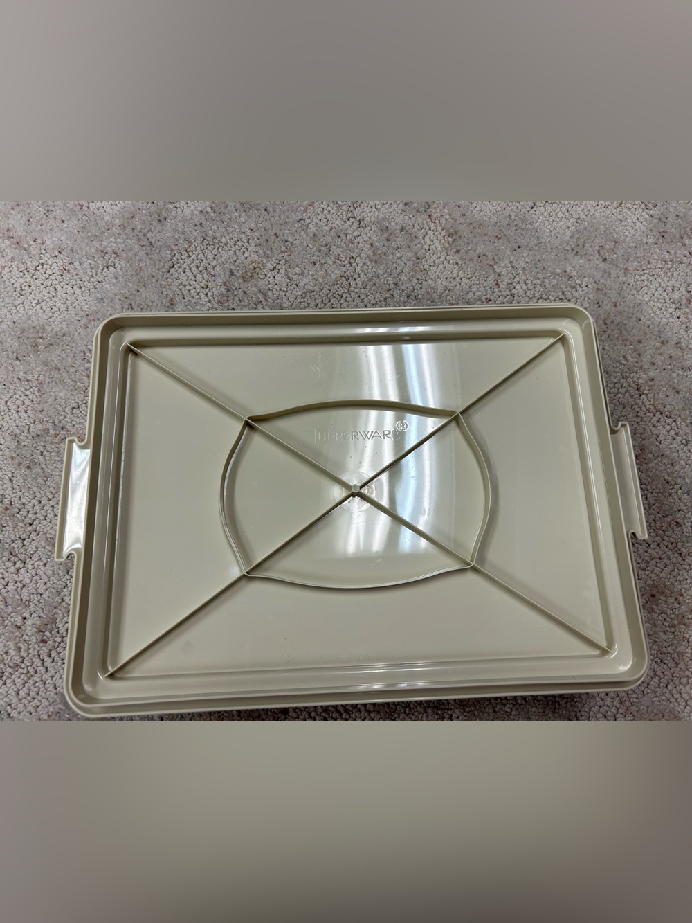Tupperware cake container - Picture 3 of 3